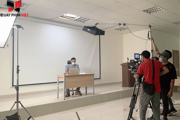 ekip đang set up thiết bị